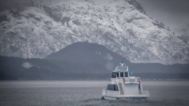 Tensión en el lago Nahuel Huapi: chocó un catamarán y nueve turistas fueron trasladados al hospital