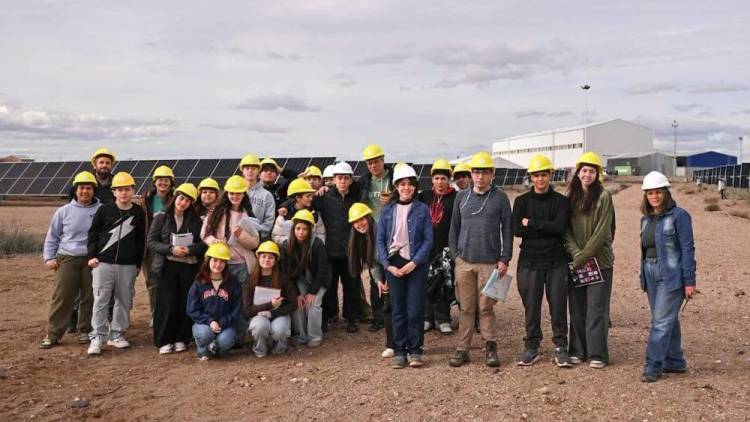 Estudiantes De San Martín De Los Andes Visitaron El Parque Solar De Cutral Co 