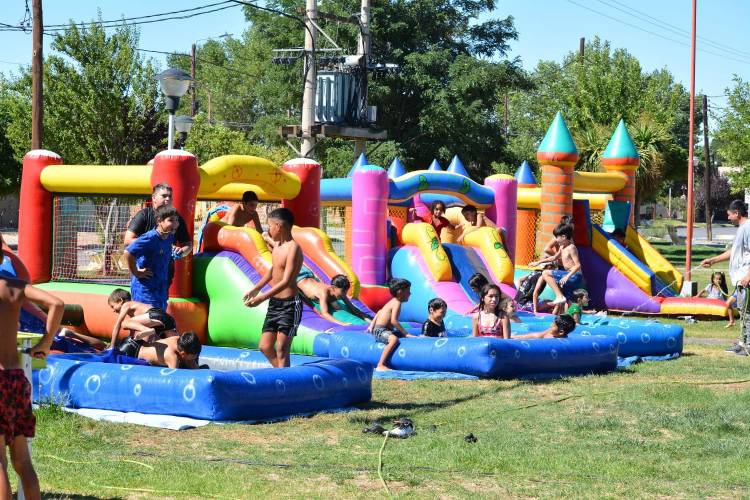 Tarde de verano en el barrio Peñi Trapún de Cutral Co 