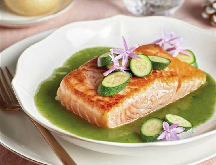 LOMO DE SALMON CON SALSA VERDE Y VERDURITAS