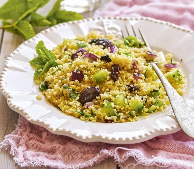CUSCÚS CON ACEITUNAS NEGRAS Y PASAS