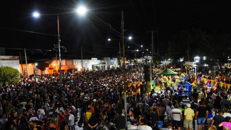Una multitud despidió el Carnaval 2024 en Parque Rivadulla de Plaza Huincul 