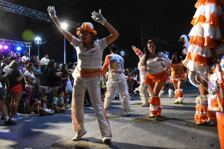 Una multitud despidió el Carnaval 2024 en Parque Rivadulla de Plaza Huincul 