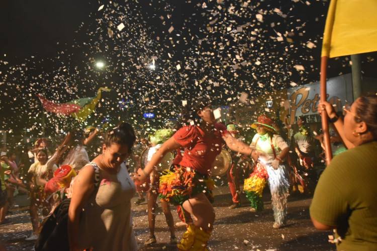 Una multitud despidió el Carnaval 2024 en Parque Rivadulla de Plaza Huincul 