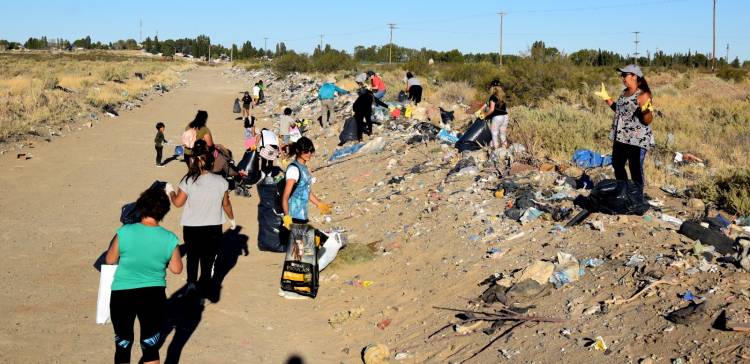 Primera jornada de limpieza de Microbasurales en Plaza Huincul 