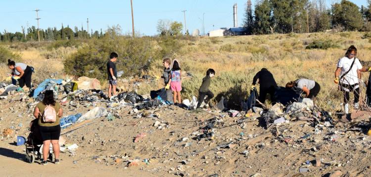Primera jornada de limpieza de Microbasurales en Plaza Huincul 