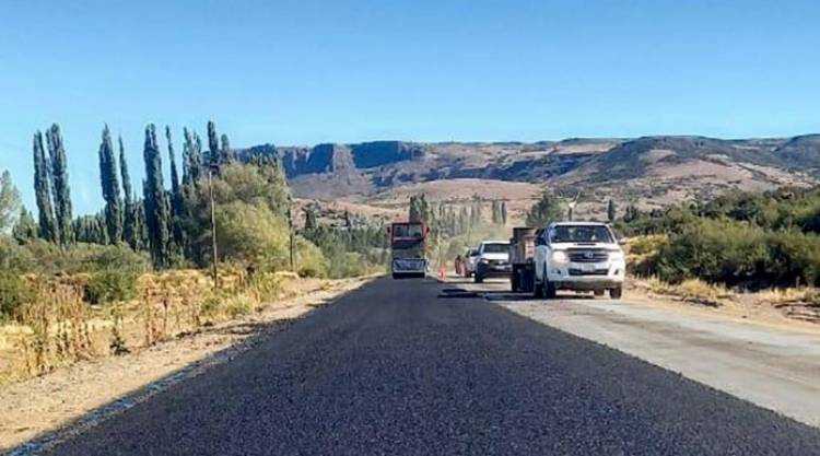 Vialidad Provincial comenzó a pavimentar la ruta hacia el Rahue, en Aluminé