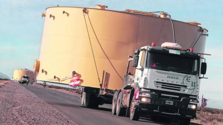 Solicitan precaución por el traslado de un tanque de gran dimensión
