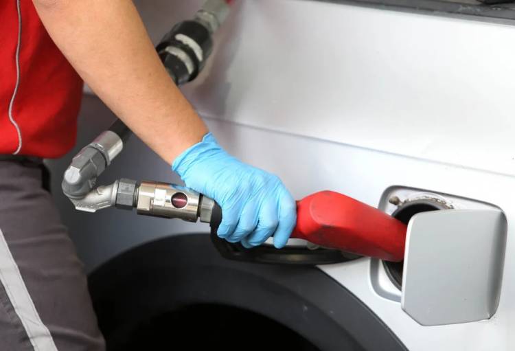 Desde el lunes aumenta la nafta y se esperan largas colas en las estaciones de servicios