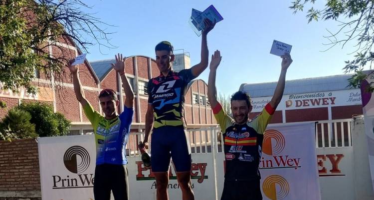 Nahuel Méndez (Jam Rod B) ganó la tercera etapa de la Vuelta ciclística de Alvear