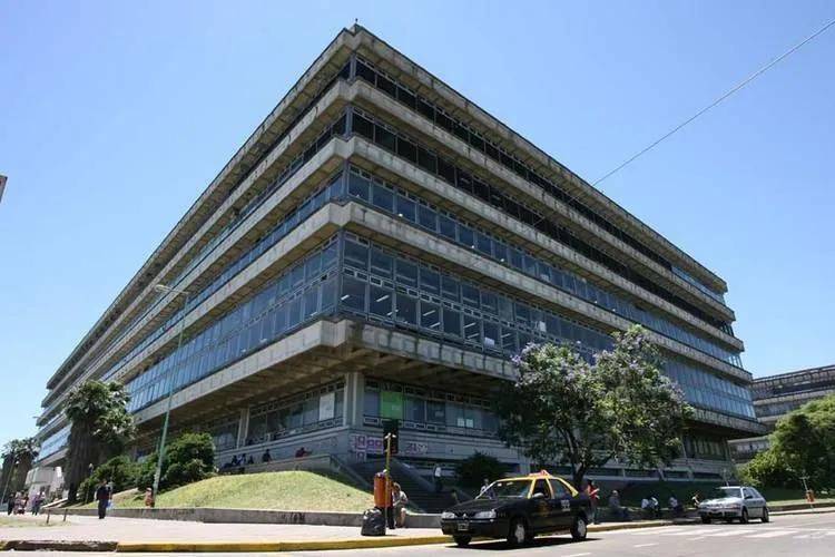 la UBA tiene seis carreras en el top 50 mundial y está entre las mejores universidades del país