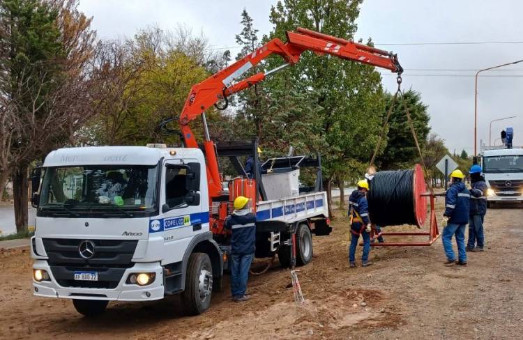 La cooperativa COPELCO está llevando a cabo obras en el reemplazo de cables en el abastecimiento de luminarias sobre de Ruta 22.