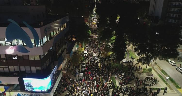 Más de 30.000 personas se movilizaron en las calles de Neuquén y otras 10.000 en las sedes de la UNCo de Neuquén y Río Negro. 