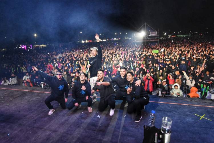 30 mil personas celebraron el cumpleaños de Plaza Huincul con Luck Ra