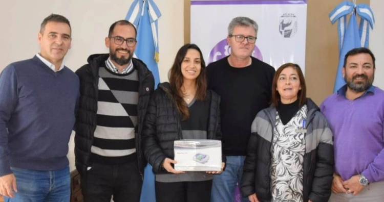 El intendente Larraza entregó un equipo al sector de Kinesiología al Hospital Complejidad VI