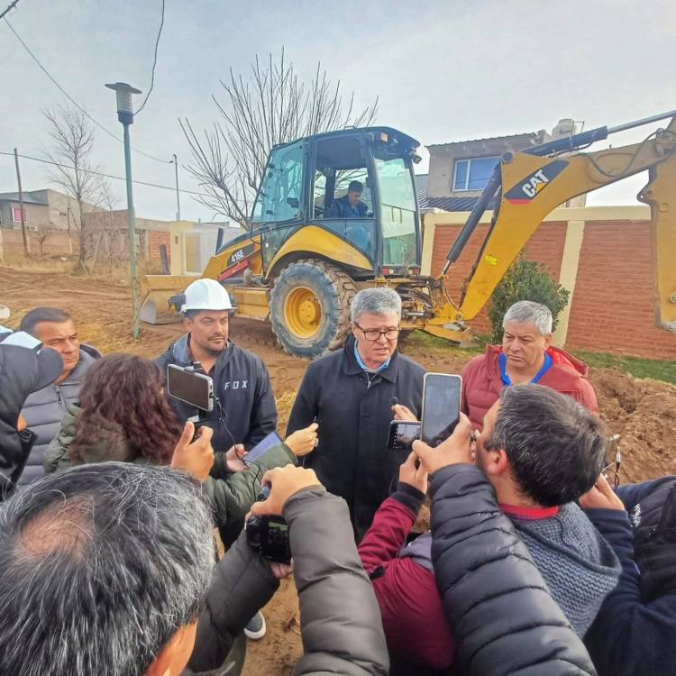 El intendente Claudio Larraza recorrió obras en ejecución en Plaza Huincul