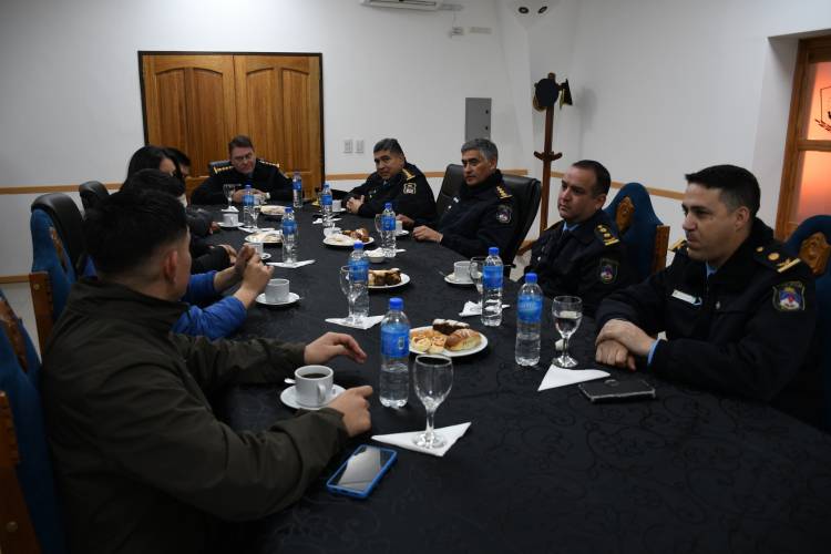 Máximas autoridades de la Policía del Neuquén recibieron a los efectivos policiales con servicios en la Comisaría 14º