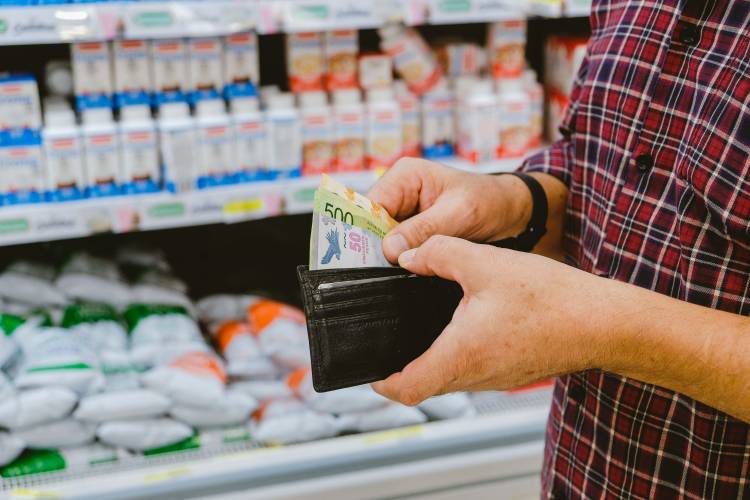 Más de la mitad de los argentinos ya usa ahorros para pagar gastos mensuales