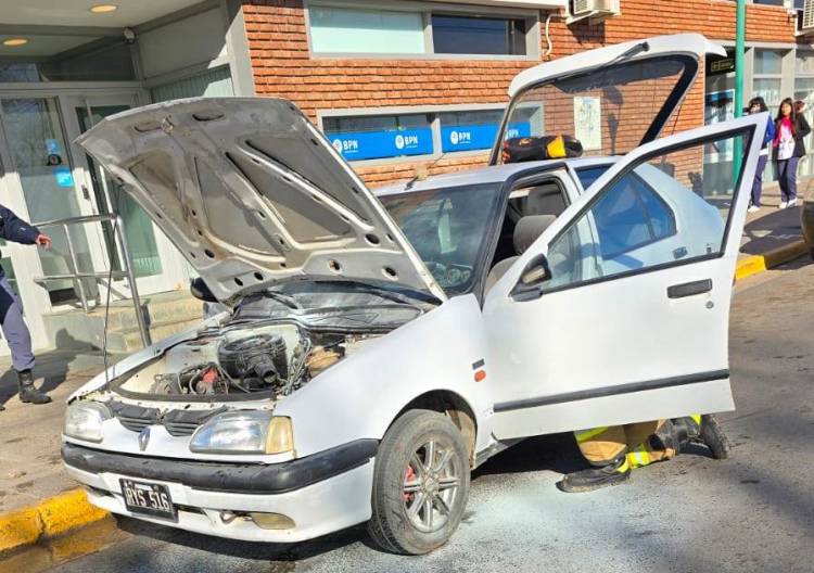 Principio de incendio de auto en Plaza Huincul 