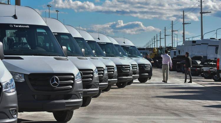 El gobierno adquirió 20 minibuses para transporte escolar