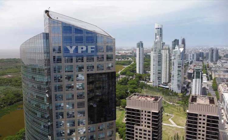 Causa por YPF: la justicia de EEUU ordenó que funcionarios de Milei y de Alberto Fernández entreguen chats