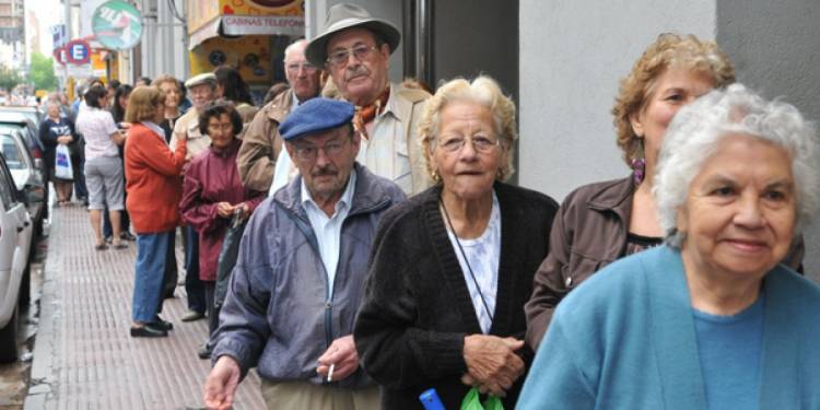 Jubilados pobres: así impacta el ajuste y plan motosierra de Milei en sus vidas
