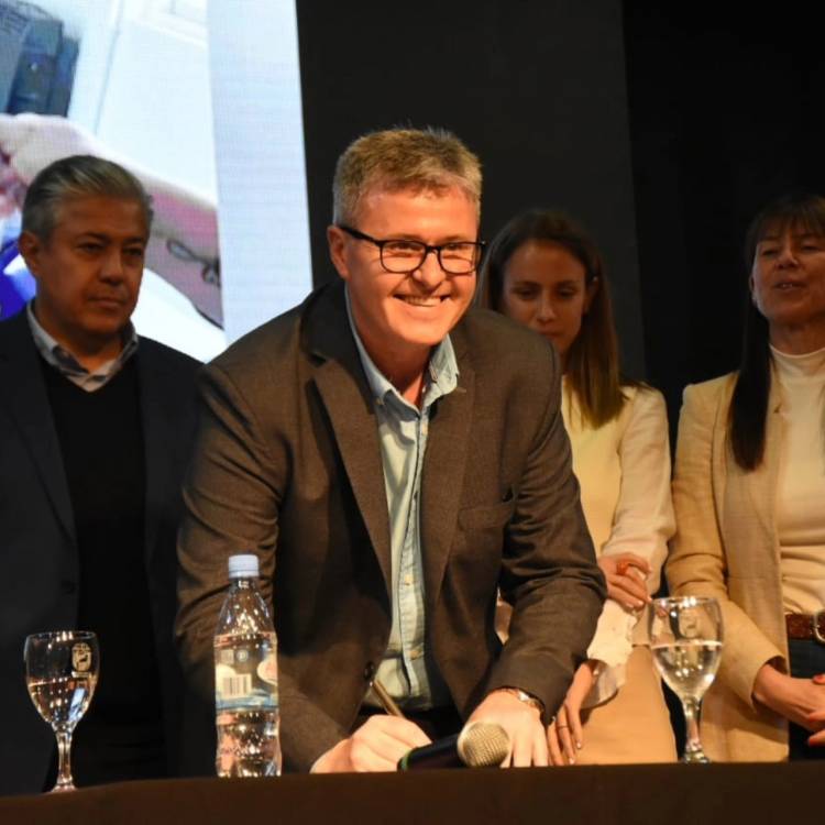 Claudio Larraza y Rolando Figueroa anunciaron el reasfaltado de un barrio de Plaza Huincul y la nueva Escuela 22