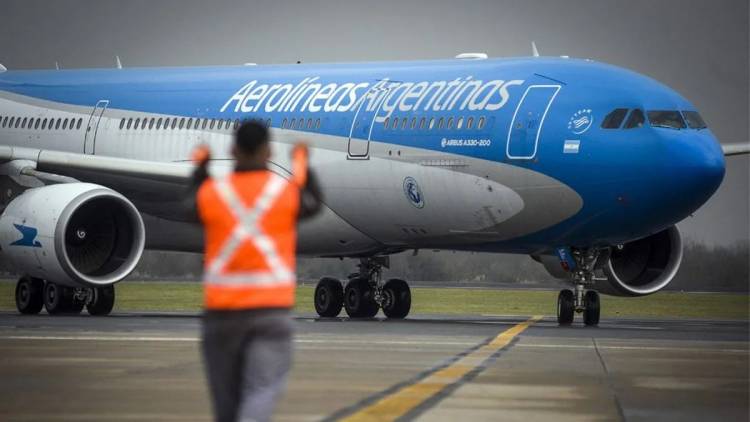 Susto en Aeroparque: un avión sufrió un desprendimiento de un neumático tras el aterrizaje