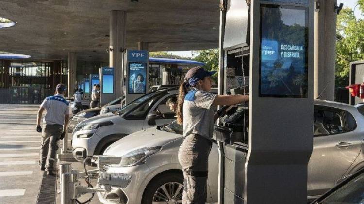 Combustibles: por la caída del barril de petróleo bajan hasta 3% las naftas y el gasoil