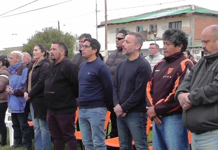 El club Petrolero Argentino de Plaza Huincul descubrió una placa en su estadio en homenaje a los 4 jugadores fallecidos en 1990