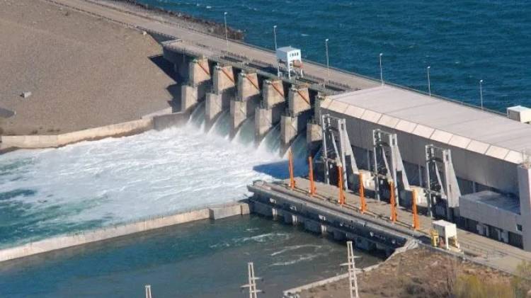 El Gobierno avanza en la privatización de cuatro centrales eléctricas y llama a concurso público