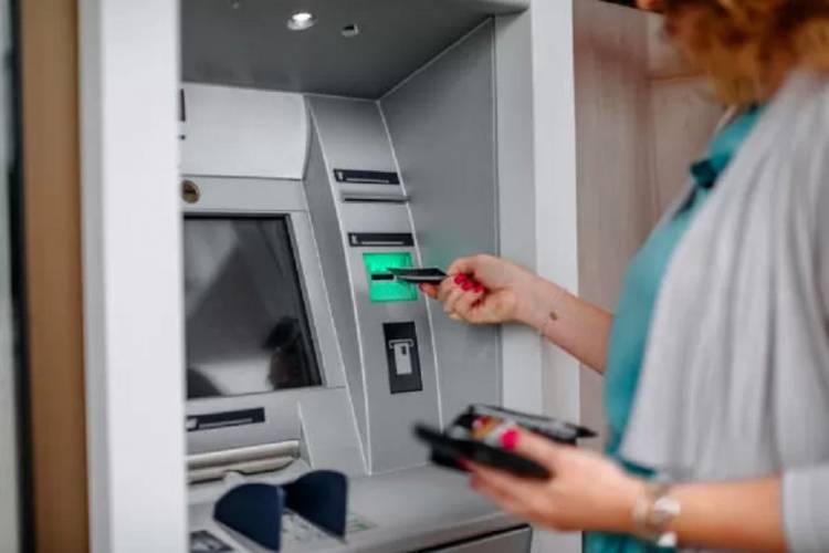 Tres días sin bancos: cómo sacar dinero del cajero y qué operaciones no se pueden hacer este feriado