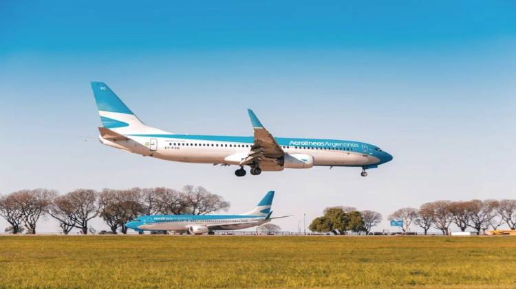 Milei aseguró que si Aerolíneas Argentinas no se privatiza se la entregará a los empleados