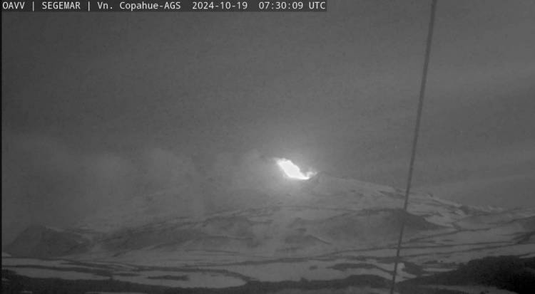 El volcán Copahue muestra actividad con emisión de cenizas
