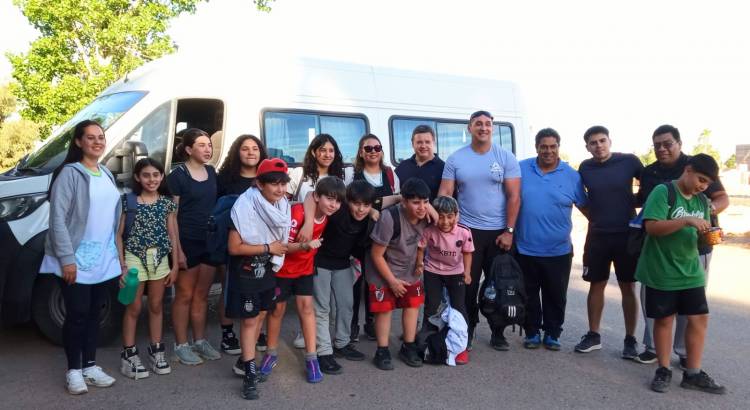 Alumnos de la escuela 159 Viajaron a la escuela 275 del Paraje El Chenque.