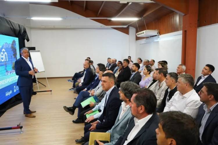 Figueroa les presentó el Presupuesto 2025 a los intendentes