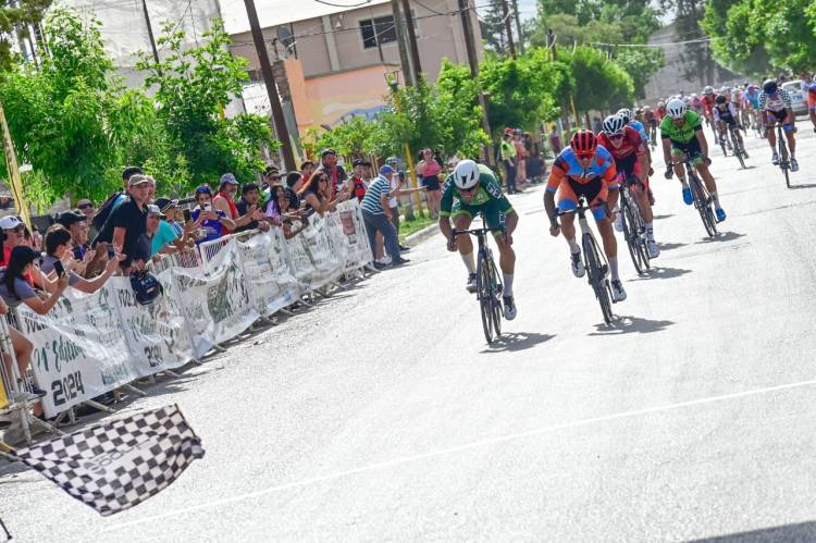 Tercera etapa Vuelta al Valle con un final con polémica y revisión