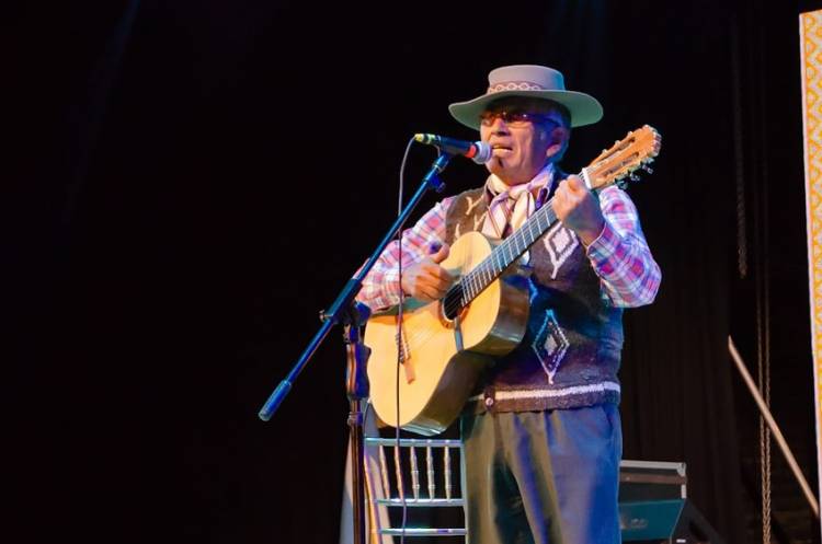 Con el cierre del cantor del neuquino Atilio Alarcón paso la tercera noche del Tremn Tahuen