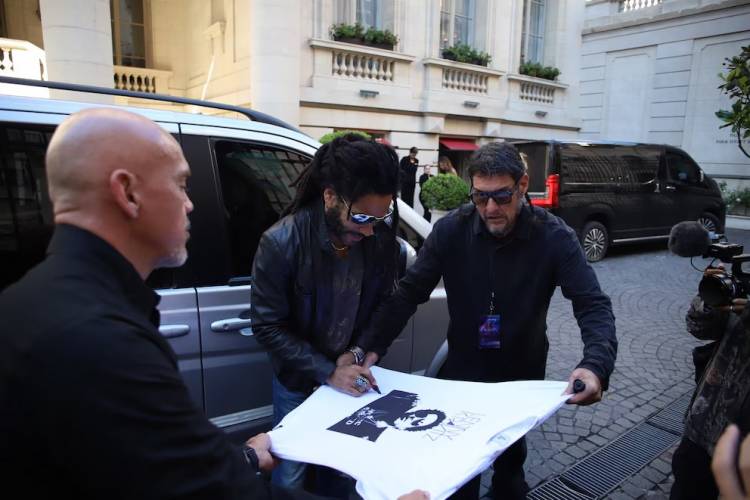 Lenny Kravitz firmó autógrafos y se sacó fotos con sus fans antes de su primer show en Buenos Aires