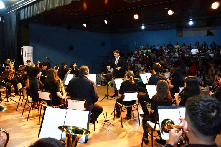 La Banda Sinfónica de Plaza Huincul le dio una noche de película al Centro Cultural Gregorio Álvarez 