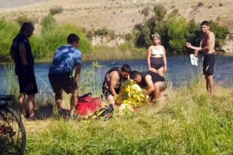 Rescatan a un joven de las aguas del Río Chimehuín
