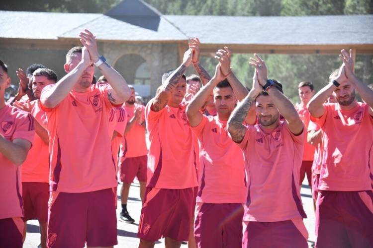River Plate llegó a San Martín de Los Andes para comenzar la pretemporada: el multitudinario recibimiento de los hinchas