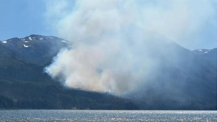 Se desató un incendio en la margen sur del lago Meliquina