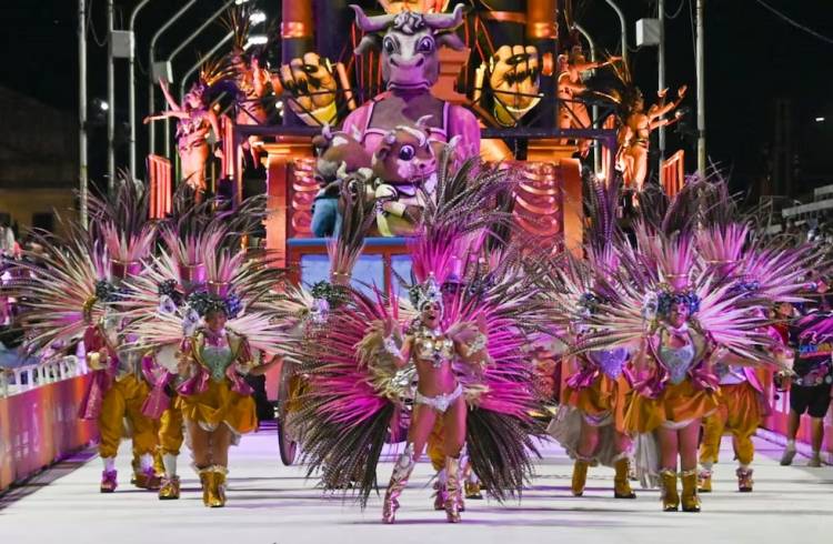 El “Carnaval del País” vivió una espectacular noche inaugural con más de 20 mil personas