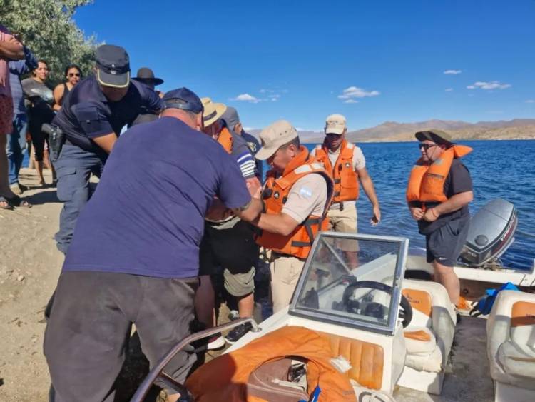 Rescataron a tres pescadores en un lago