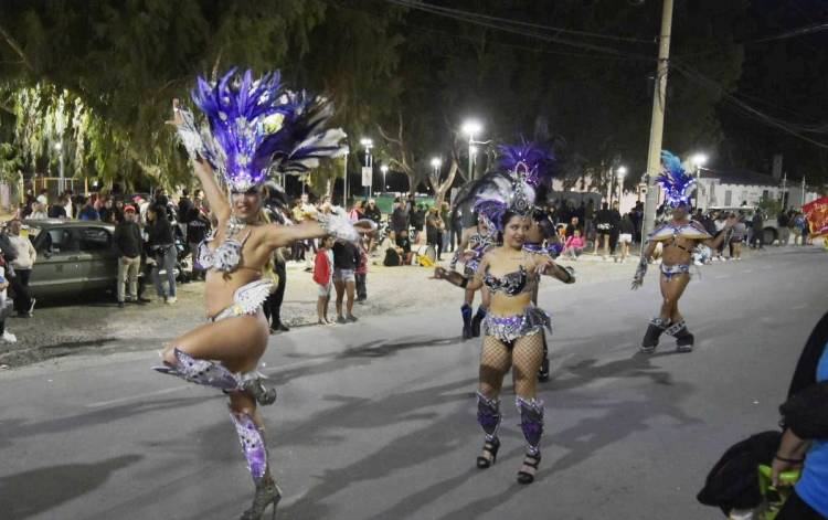 Plaza Huincul cerró el ciclo artístico de verano con el Carnaval 2025