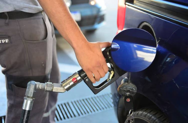 Este sábado sube la nafta y el gasoil: el gobierno confirmó de cuánto será el aumento en los impuestos