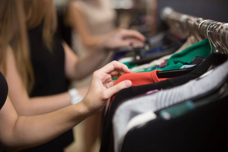 El Gobierno anunció una baja de aranceles a la importación de ropa, telas y calzado