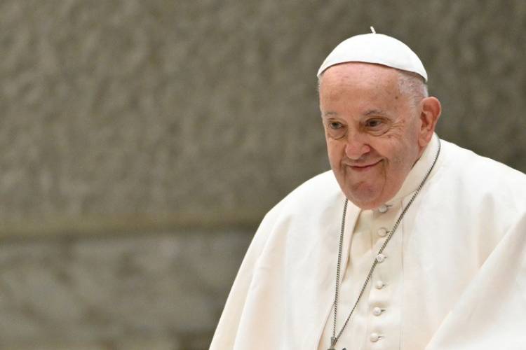 Aunque permanece estable, la salida del papa Francisco del hospital 'no es inminente', dice el Vaticano
