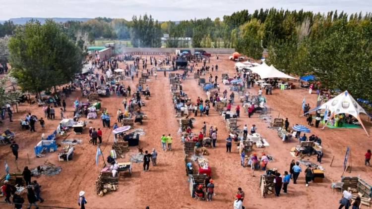 Las mujeres asadoras encendieron los fuegos en Rincón de los Sauces